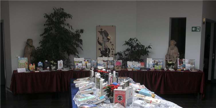 Die Katholische öffentliche Bücherei St. Michael Vettelschoß lädt zur vorweihnachtlichen Medienausstellung ein. Foto: privat
