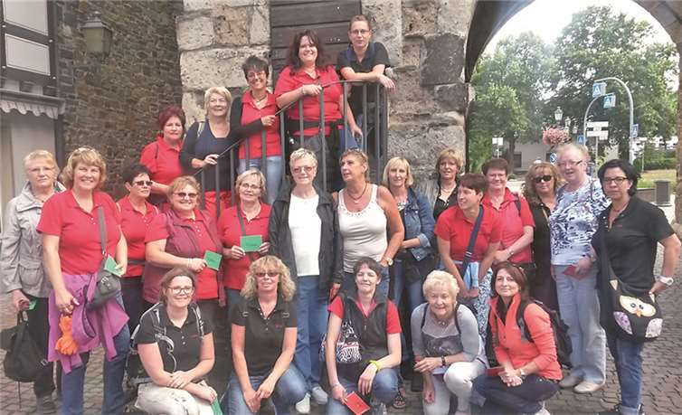 Die „Kathringer Möhnen“ vor dem Ahrtor in Ahrweiler.privat