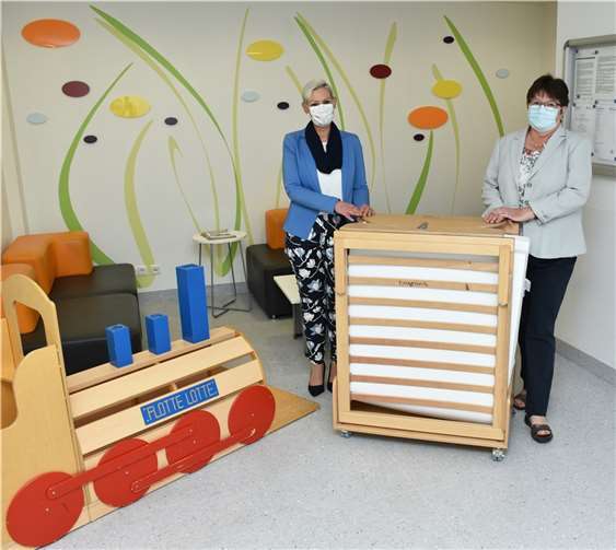 Die Kaufmännische Direktorin im Kemperhof, Dagmar Wagner (l.), zeigt Helma Kutzner von der Elterninitiative krebskranker Kinder eines der neuen Klappbetten in der Klinik für Kinder- und Jugendmedizin.Quelle: Gemeinschaftsklinikum Mittelrhein