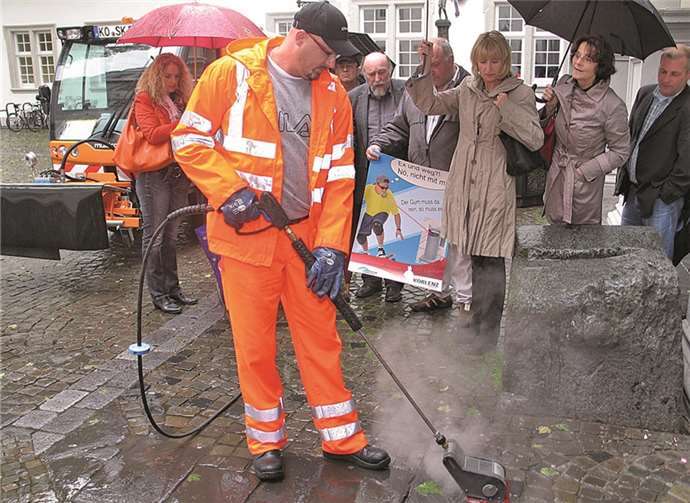 Die Kaugummibeseitigungslanze in Aktion: Bürgermeisterin Marie-Theres Hammes-Rosenstein (3. v. r.) und Mitglieder des Werksausschusses überzeugen sich vom Ergebnis.Privat