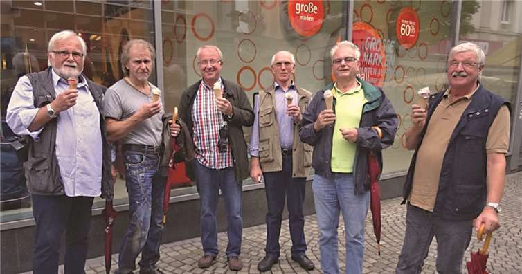 Die Kegelfreunde aus Heimbach-Weis teilen neben ihrer Leidenschaft fürs Kegeln auch die für köstliches Eis. privat