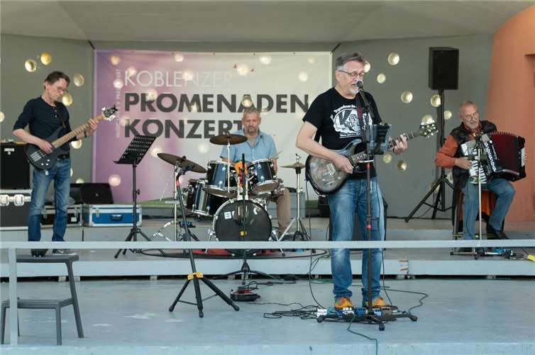 Kostenlose Livemusik für das Zusammentreffen aller Generationen an der Konzertmuschel Die Kellerkapelle überzeugte mit viel Deutschrock, Blues und vor allem selbst komponierten Liedern.