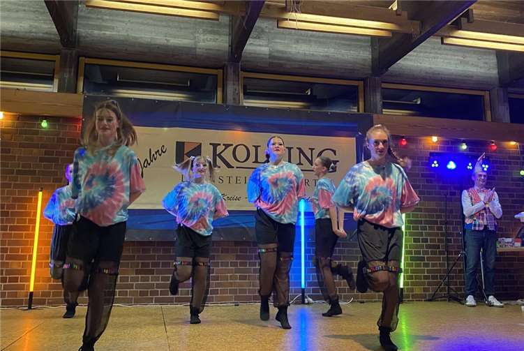 Die Kellermäuse des Möhnenclubs Immerfroh tanzten zum Sound der 90er Jahre.