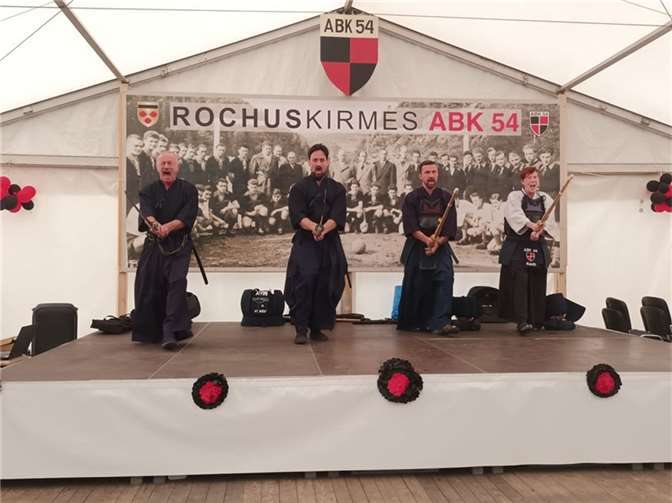 Die Kendo-Gruppe feierte selbst ein kleines Jubiläum. Vor 33 Jahren führten Arno und Angelika Furth ihre Sportart bei der damaligen Kirmes in Zelt vor, 1992 wurde dann eine Abteilung im ABK54 gegründet. Quelle: ABK 54 Ahrbrück