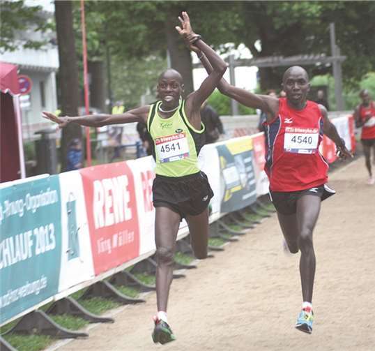 Die Kenianer Kimutai Dickson Kimaiyo und Korir Evans Kipkoech erreichten Hand in Hand als erste das Ziel.