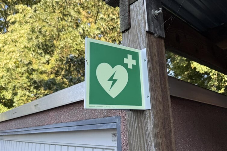 Die Kennzeichnung dient zur schnelleren Lokalisierung des AED.