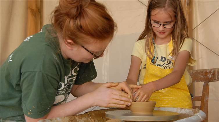 Die Keramikerin Maria Schönberger ermöglichte es Kindern, ihr Geschick an der Töpferscheibe zu testen.