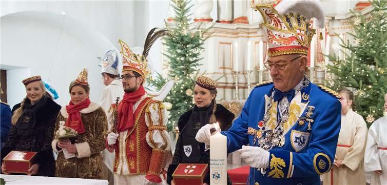 Die Kerze soll bis Aschermittwoch brennen.