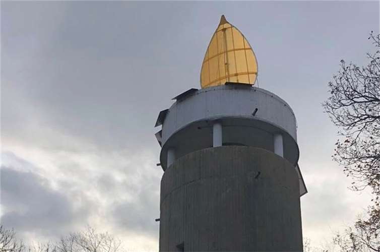 Die Kerze strahlt vom NEuenahrer Berg in Tal. Foto: privat