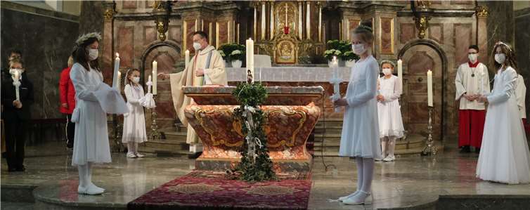 Die Kerzen der Kommunionkinder werden mit der Flamme der Osterkerze entzündet. Foto: privat