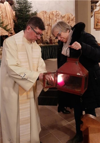 Die Kerzen wurden in den mitgebrachten Laternen entzündet.