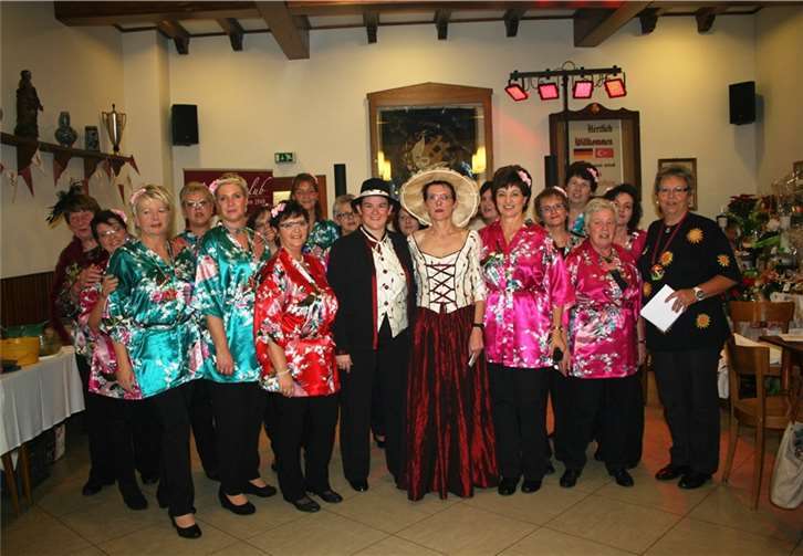 Die Kesselemmer Wierschtjer mit ihrem frischgebackenen Möhnenpaar. privat