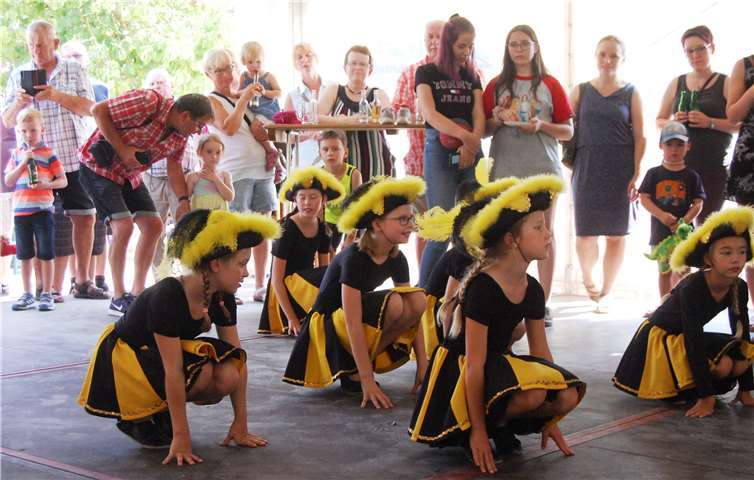 Die „Kessen Bienchen“ begeisterten das Publikum am Sonntag im Festzelt. Fotos: -SK-