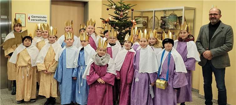 Die Kettiger Sternsinger mit Ortsbürgermeister Peter Moskopp. Foto: Nadine Hohl