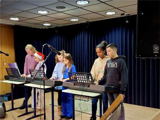 Die Keyboard-AG trug verschiedene englische und amerikanische Weihnachtslieder vor.
