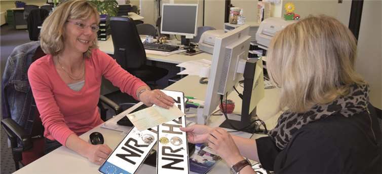 Die Kfz- Zulassungsstellen in Stadt und Kreis Neuwied sind wegen einer landesweit notwendigen Softwareumstellung am Mittwoch und Donnerstag, 10. Und 11. September geschlossen. Am Freitag, 12. September, sind sie wieder geöffnet. Die Außenstelle in Linz bleibt an diesem Tag jedoch noch geschlossen. Die Verantwortlichen bitten um Verständnis dafür, dass es in den ersten Tagen evtl. noch zu Verzögerungen in der Bearbeitung kommen kann.