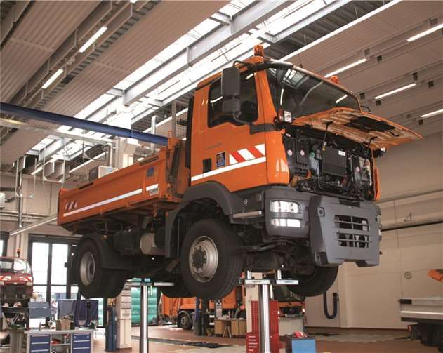 Die Kfz- und Lkw-Werkstatt mit sechs Arbeitsständen: großräumig, sehr hell und funktional.