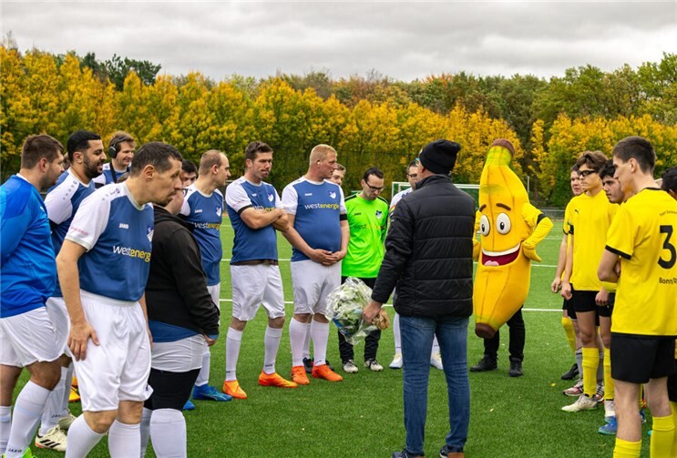 KickAHRs feiern emotionalen Sieg  Die KickAHRs trafen auf die Bananenflanken aus Bonn. Foto: privat