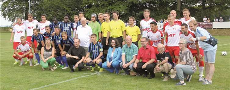 Die Kicker beim Gruppenfoto kurz vor dem Anpfiff.Kohlhaas