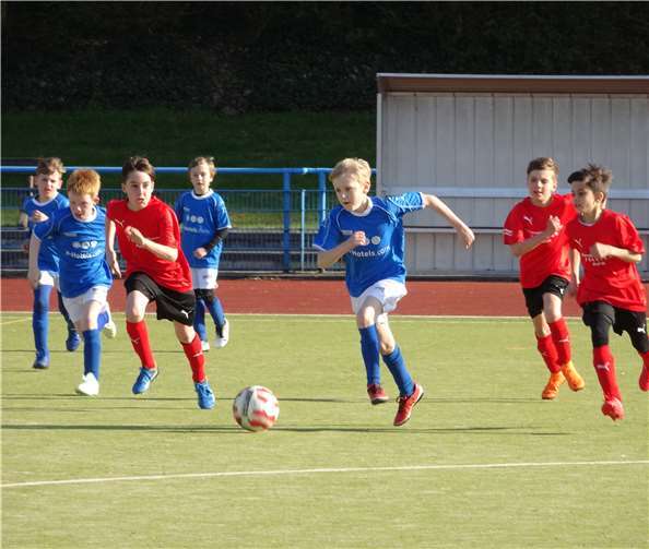 Die Kicker der E 2 in Aktion. Robin Siemsen (am Ball) und Nico Schopp (2. v. l.) waren die Torschützen im Spiel gegen die JSG Maifeld.Foto: privat