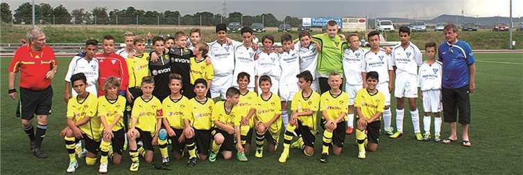 Die Kicker des BSV Weißenthurm gemeinsam mit den Gästen aus Dortmund. privat