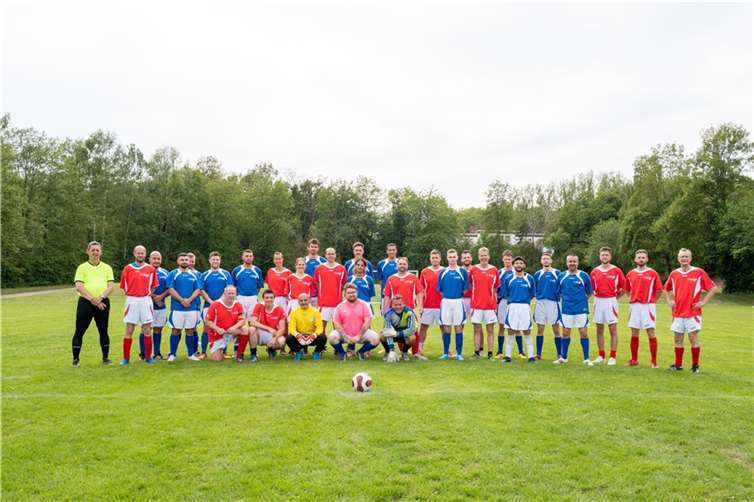 Die Kicker des St. Nikolaus-Stiftshospitals (in rot) spielten gegen die Mannschaft der Rhein-Mosel-Fachklinik Andernach (in blau). Quelle: St. Nikolaus-Stiftshospital GmbH
