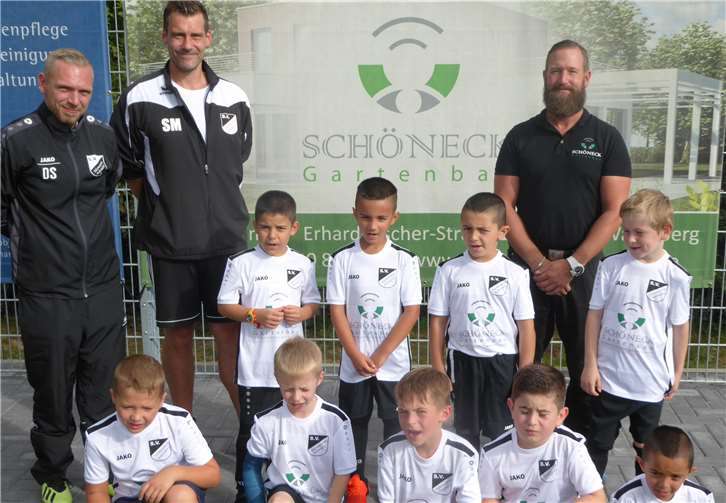 Die Kicker freuten sich sehr über das großzügige Geschenk. 