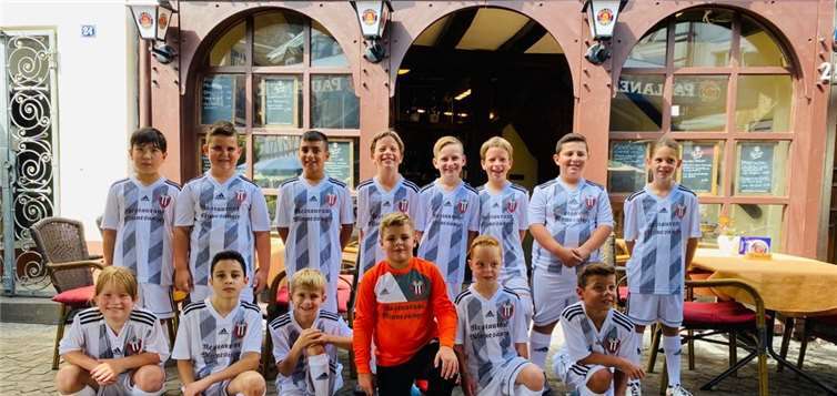 Die Kicker in ihren neuen Outfits. Foto: privat