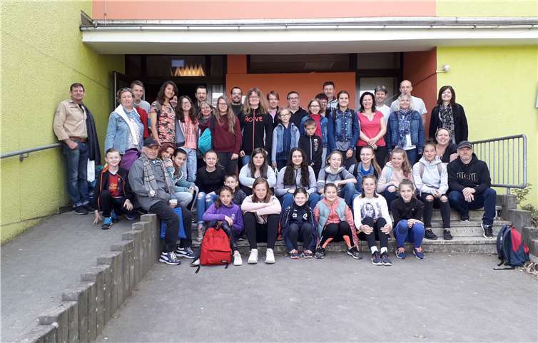 Die Kickerinnen bei der Ankunft an der Jugendherberge. Privat