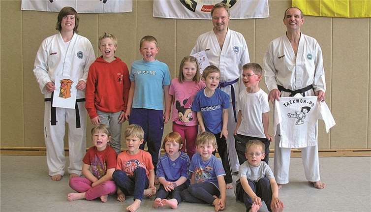 Die Kids-Trainer (v.l.) Tanja Kaspers, Frank Ziethen und Friedhelm Linnerz mit Kids des ersten Trainingstages.privat