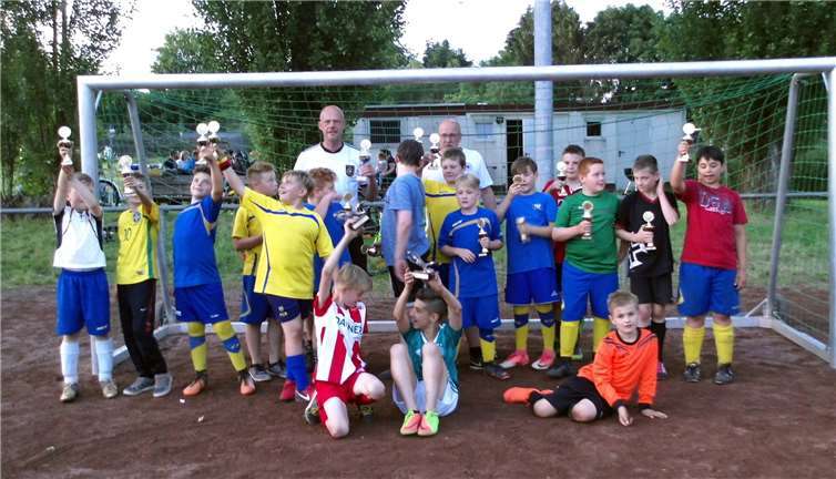 Die Kids aus der E-Jugend beim Abschiedsfest von Oliver Armbrecht, der die Jugendarbeit bei der TSG Irlich, zugunsten privater und beruflicher Interessen, aufgeben muss. Nicht nur die Jugendfußballer erhielten einen Pokal, denn nur alle zusammen sind Gewinner. Privat