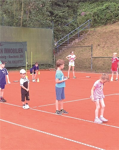 Die Kids bei der Grundschule des Tennis. privat