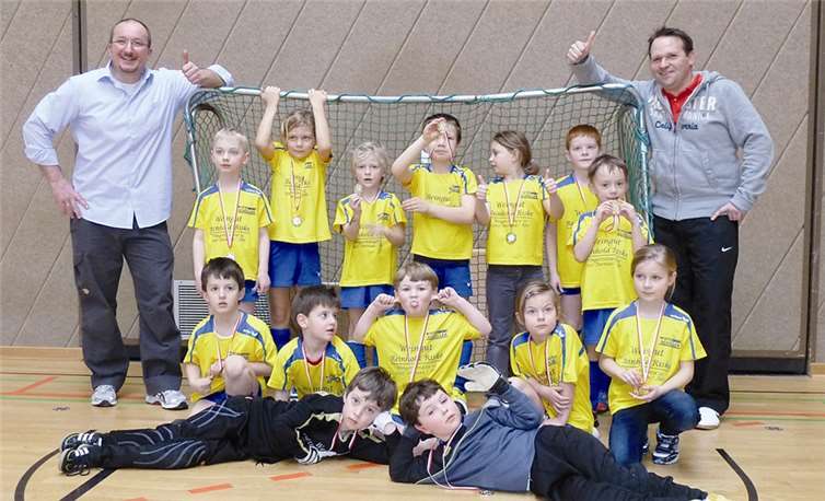 Die Kids der Blau Gelben zeigen ihre Medaillen! V.l.n.r.: Bastian Köb, Noah, Jakob Wolff, Michael Paetz, Ben Blasius, Florian Faltin, Michael Solbach, Daniel Solbach, Emil Stodden, Lilith, Caspar Sebastian, Jonas Görres mit dem Trainerteam Andreas Görres und Bernd Wolff. Privat
