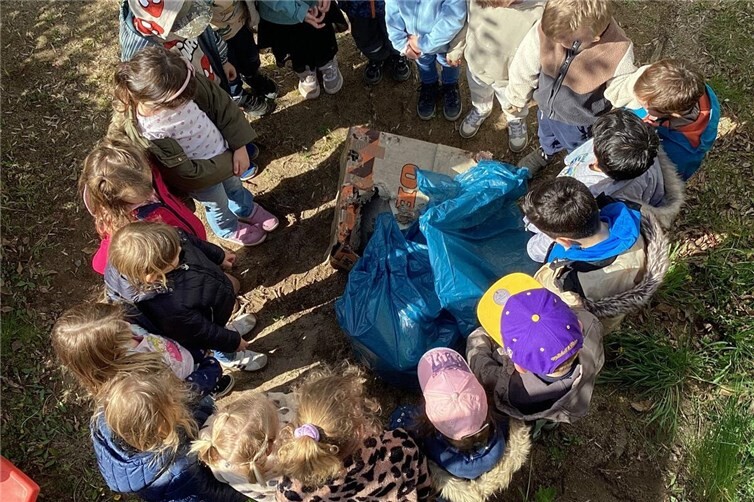 Die Kids der Kita St. Genovefa „umzingelten“ den eingesammelten Müll.