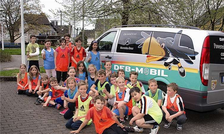 Die Kids der Klassen drei und vier verabschiedeten sich am DFB-Mobil vor der Dieter-Trennheuser-Halle. US
