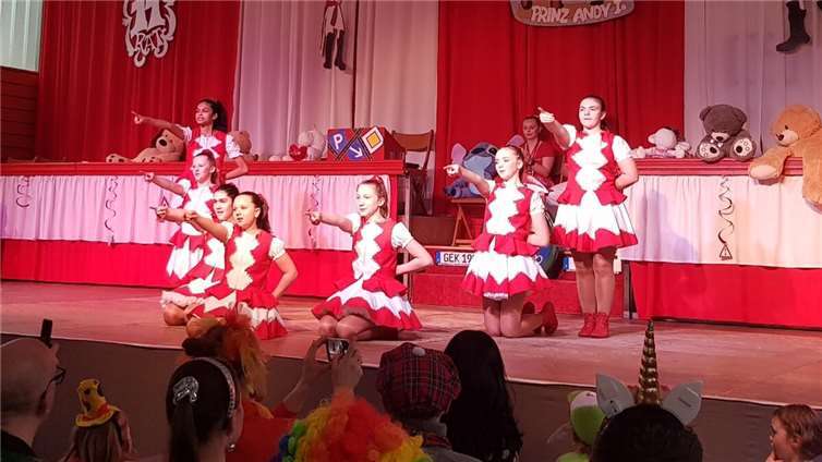 Die Kids der Kleinen Prinzengarde begeisterten die jungen Jecken mit ihrem Auftritt. Foto: Daniela Simon