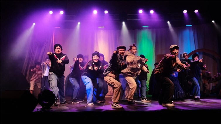 Die Kids der Pellenz Musical School bei der Aufführung von Laachi.  Fotos: privat