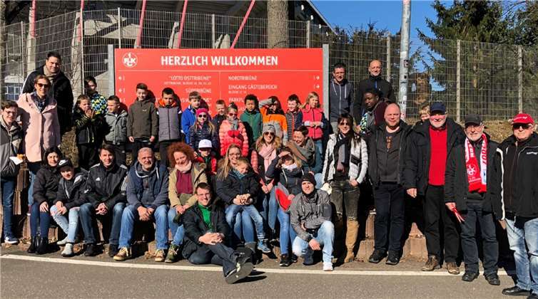 Die Kids durften unter dem Jubel der fast 20.000 Zuschauer raus auf den Platz. Foto: privat