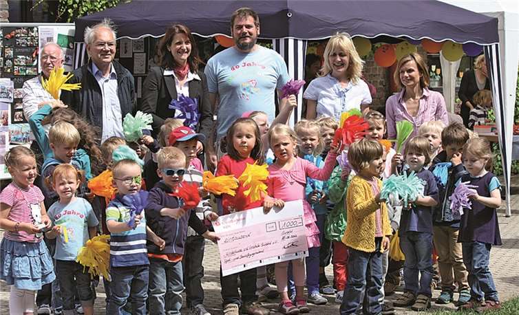 Die Kids freuen sich besonders über den Scheck von Frau Klütsch, der für neue Spielgeräte verwendet wird. privat