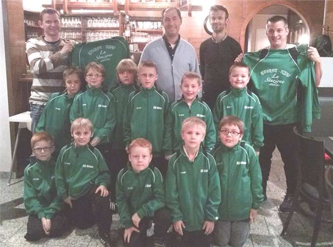 Die Kids freuen sich über ihr neues einheitliches Outfit. privat
