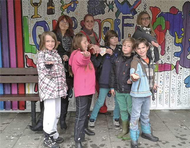 Die Kids gestalteten die Bushaltestelle am Köhlerhofweg in Lohrsdorf um.privat