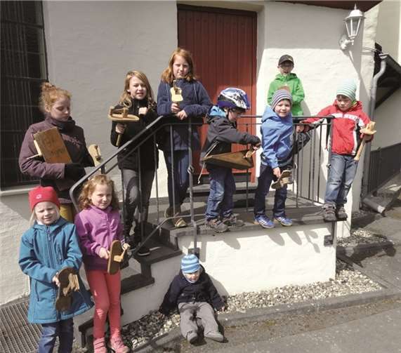 Die Kids haben sich vor der Lieger Pfarrkirche St. Goar getroffen, um gleich loszuziehen.privat