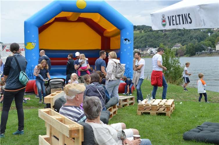 Die Kids hatten ihren Spaß auf der Hüpfburg.Foto: AB