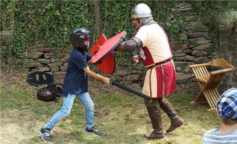 Die Kids hatten keine Angst, gegen echte Ritterdes Koblenzer Ordens „Tempora Historica“ anzutreten.