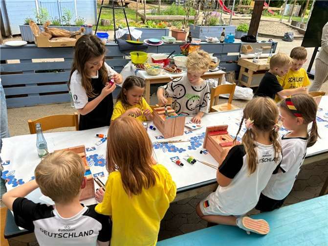 Die Kids malten als Abschiedsgeschenk für die Kita Nistkästen an.  Foto: privat
