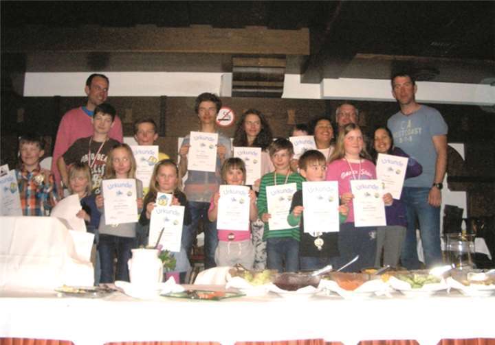 Die Kids präsentieren stolz ihre Medaillen und Urkunden.