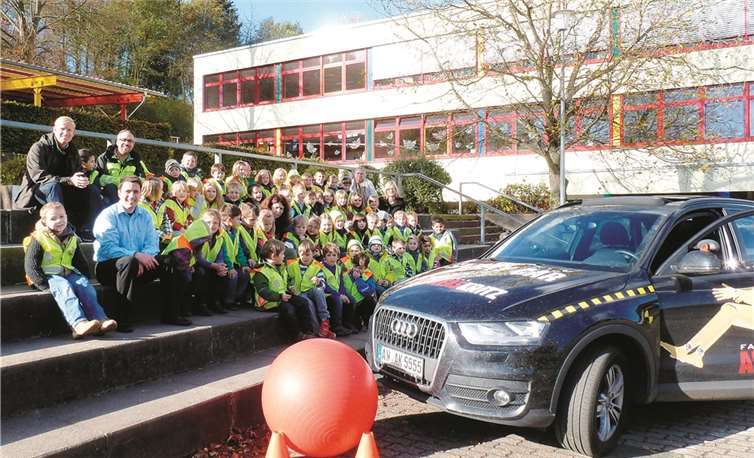 Die Kids schauen mit ihren Sicherheitswesten der Fahrdemonstration von Andreas Kritz aufmerksam zu. privat