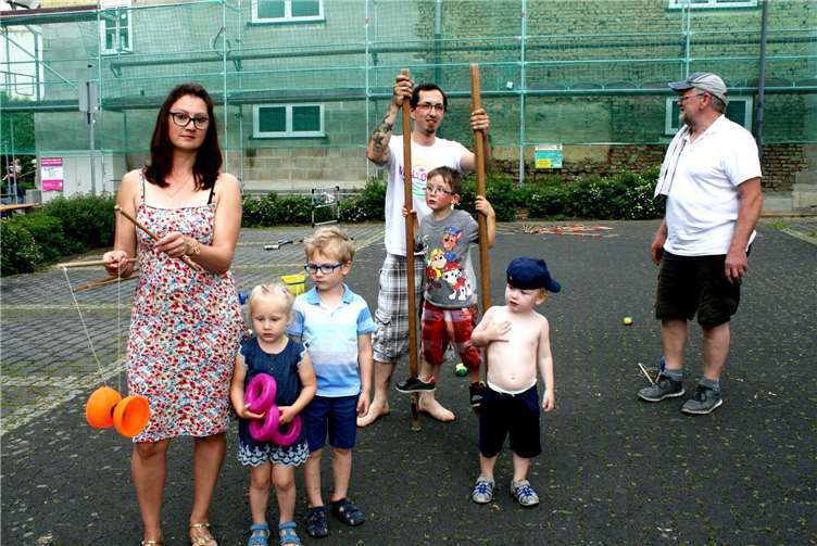 Die Kids staunten, wie toll man mit diesem Spielgerät umgehen konnte. RÜ