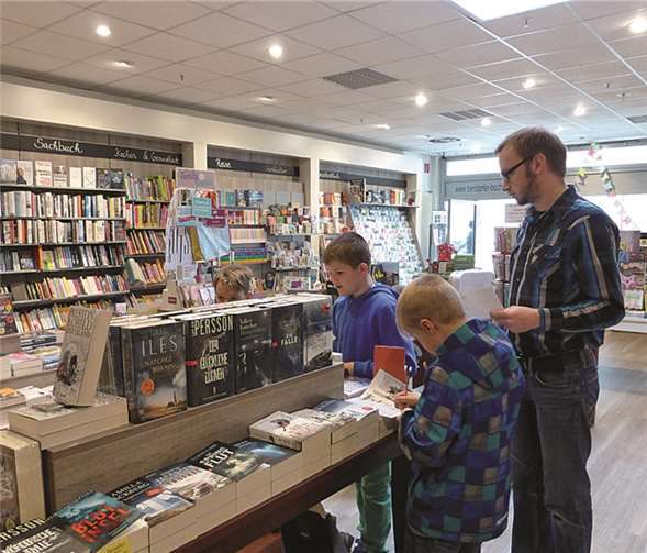 Die Kids stöberten in den Büchern.