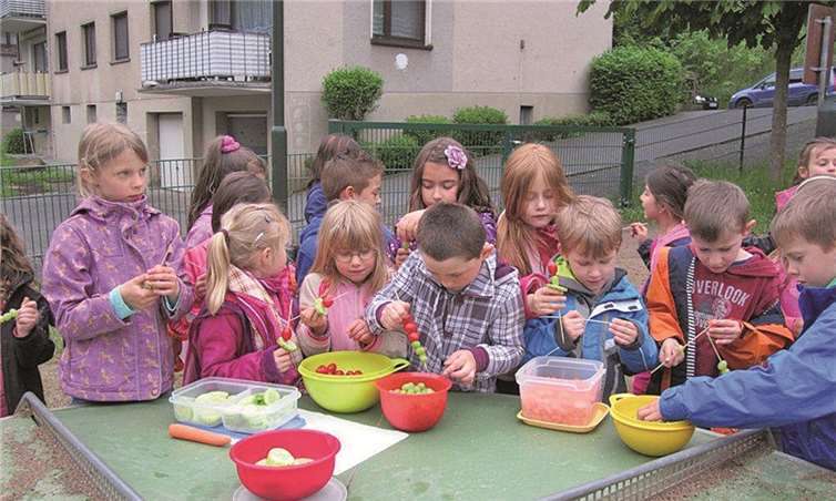 Die Kids stürzen sich auf die von den Erziehern vorbereiteten Obstspeisen. privat